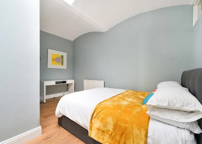 Cozy Hideaway In South Ken!